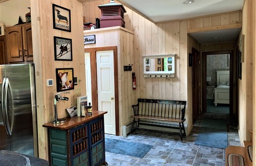 Wilmington Casa | Espaciosa casa de tres niveles, bien amueblada, sala de juegos divertida, a minutos del monte. Nieve