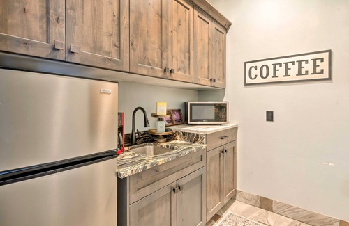 Tooele Apartamento | Spacious Tooele condo w/ glmountain views!