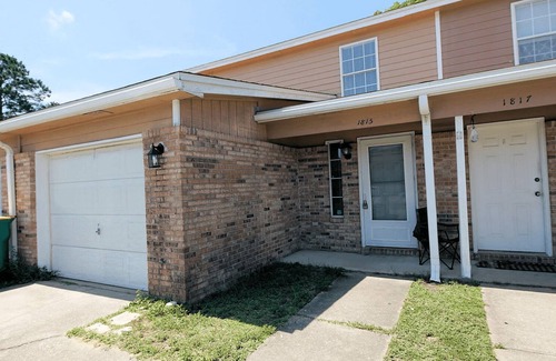 Wright Casa | Spacious Townhouse. Only 7 Miles to Beach!