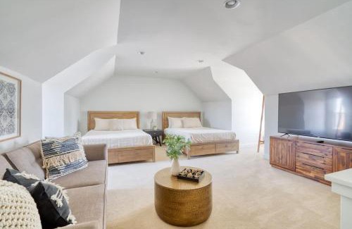 North Tabor Casa | Spacious Townhome Combination for the Whole Family