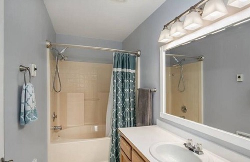 Kent Casa | Amenity Rich Townhome Conveniente para todo