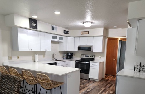 Tomah Casa | Spacious Townhome in quiet neighborhood with firepit!