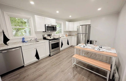Albany Casa | Spacious Townhouse in 809 Park