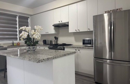 Brampton Casa | Spacious Townhouse in Brampton 2 minutes from restaurants and amenities
