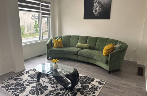 Brampton Casa | Spacious Townhouse in Brampton 2 minutes from restaurants and amenities