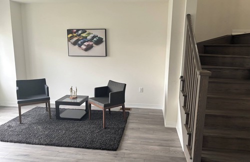 Brampton Casa | Spacious Townhouse in Brampton 2 minutes from restaurants and amenities