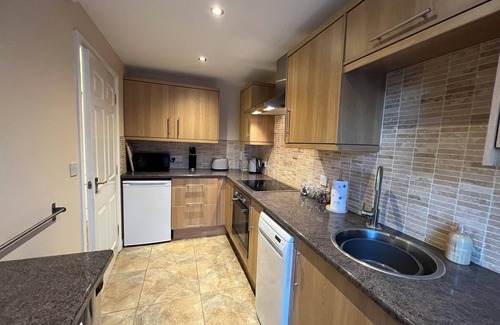 Telford Casa | Spacious Townhouse with Parking