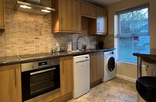 Telford Casa | Spacious Townhouse with Parking