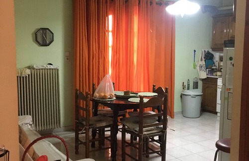 Aigio Casa | casa espaciosa con jardín arbolado maduro