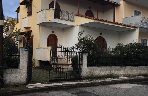 Aigio Casa | casa espaciosa con jardín arbolado maduro