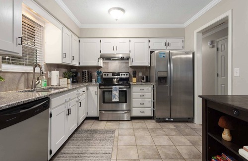 Olathe Casa | Spacious,TV in all BEDROOMS,KingBeds,FencedYard