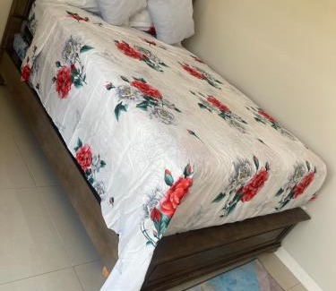 Portmore Apartamento | Spacious two bedrooms with sea and city view
