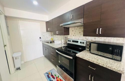 Portmore Apartamento | Spacious two bedrooms with sea and city view