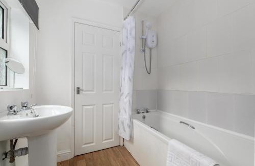 Grantham Apartamento | Spacious & Unique Family and Contractor House & Parking & A1 Road