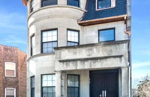 Grand Boulevard Apartamento | Spacious unit in historic gem
