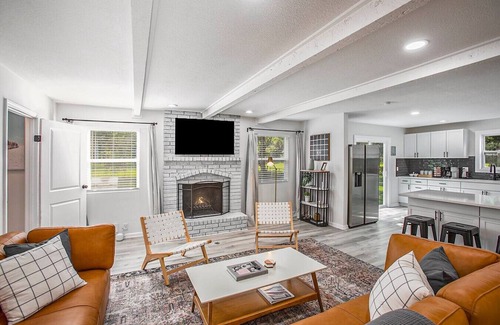 Olathe Casa | Spacious & Updated Getaway! Pool & Hot Tub 10 Beds
