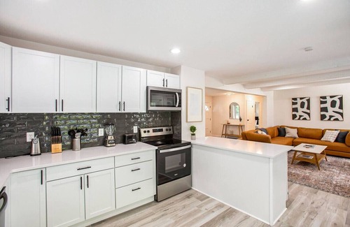 Olathe Casa | Spacious & Updated Getaway! Pool & Hot Tub 10 Beds