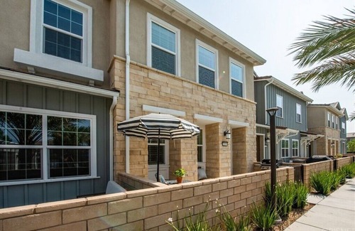 Santa Clarita Casa | Spacious, upgraded 3 bedroom townhome