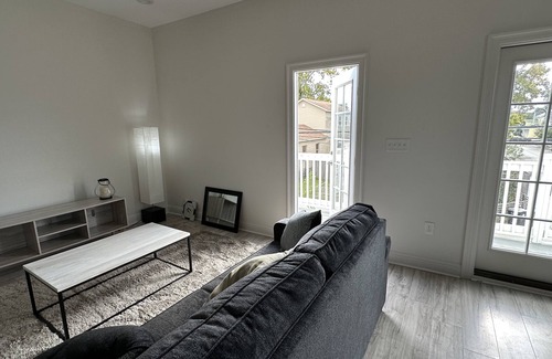 Faubourg Livaudais Casa | Spacious upper unit in walking distance to the parade route