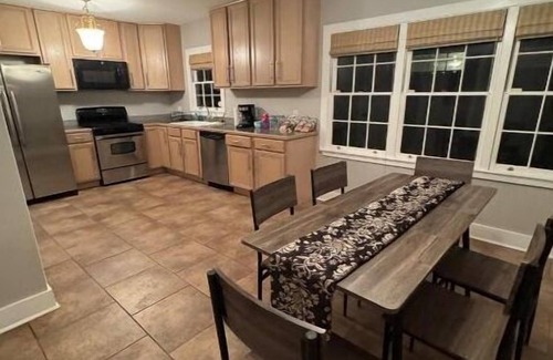 Central Carrollton Association Casa | Spacious uptown home with private yard