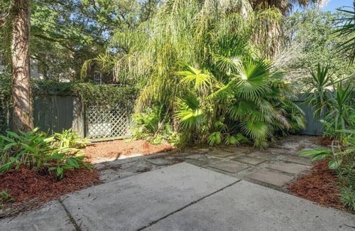 Central Carrollton Association Casa | Spacious uptown home with private yard
