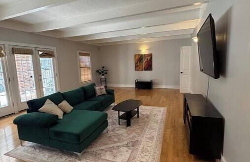Central Carrollton Association Casa | Spacious uptown home with private yard