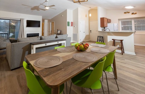East Raleigh Casa | Spacious Urban Suburban Oasis Near Wake Med Hospital & Downtown.