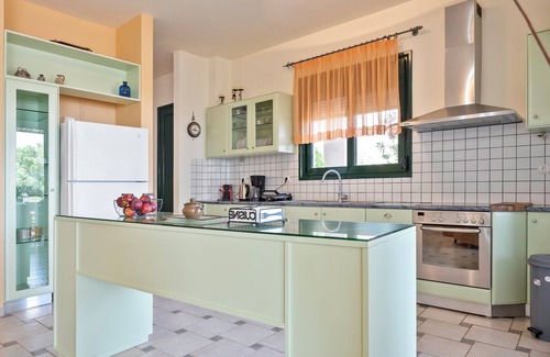 Viannos Apartamento | Spacious vacation apartment right on the beach