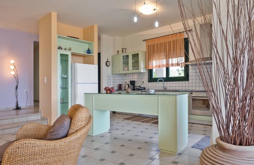 Viannos Apartamento | Spacious vacation apartment right on the beach
