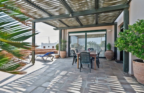 Viannos Apartamento | Spacious vacation apartment right on the beach