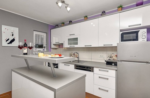Tucepi Casa | ¡VACACIONES EN FAMILIA a un precio especial! Casa de vacaciones con piscina, vistas al mar 5 dormitorio