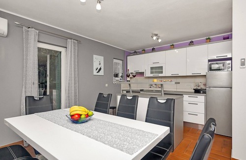 Tucepi Casa | ¡VACACIONES EN FAMILIA a un precio especial! Casa de vacaciones con piscina, vistas al mar 5 dormitorio