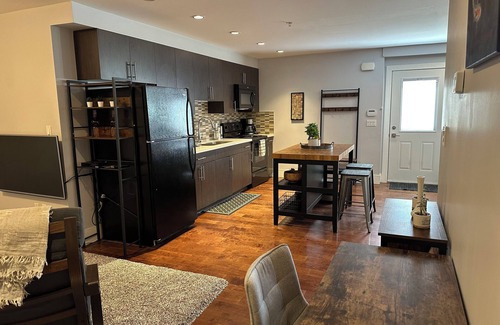 Hastings Casa | Spacious Vancouver Suite