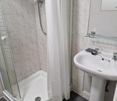 Doncaster Casa | Spacious Victorian Studio Flat