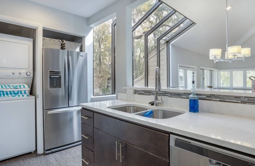 Palmetto Dunes Condominio | Spacious Villa w/ Deck, Pool Access | Bikes, Beach, Golf