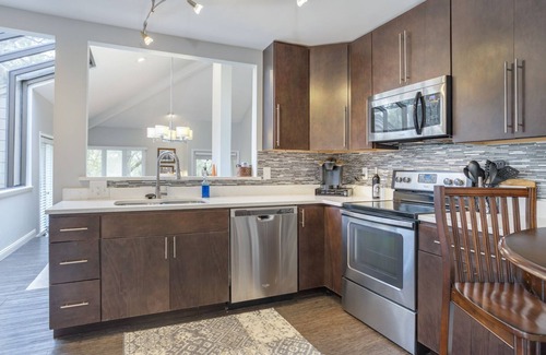 Palmetto Dunes Condominio | Spacious Villa w/ Deck, Pool Access | Bikes, Beach, Golf