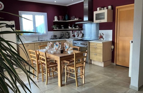 Arbellara Villa | Amplia villa, 10 personas, playas a 15 minutos, para familias y amigos