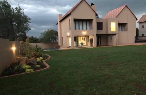 Hartbeespoort Casa | Amplia villa en una finca tranquila a orillas de la famosa presa Hartbeepoort
