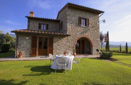 Montalla Apartamento | Spacious Villa in Cortona Tuscany with Swimming Pool