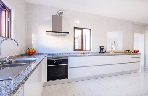 Montechoro Villa | Spacious villa w/ heatable pool in Montechoro