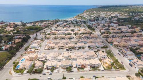 Porto de Mos Villa | Spacious Villa - Walk to Beach & City Center