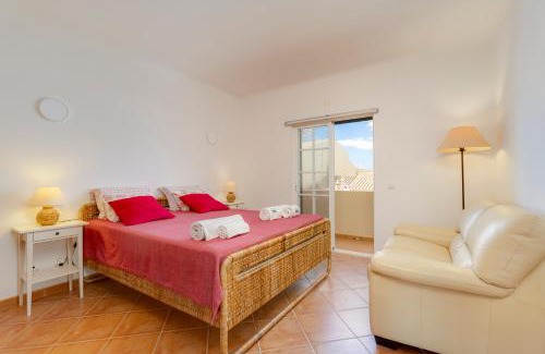 Porto de Mos Villa | Spacious Villa - Walk to Beach & City Center
