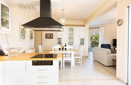 Xiro Chorio Villa | ¡Amplia villa con total privacidad junto a la ciudad y la playa de arena de Rethymno!