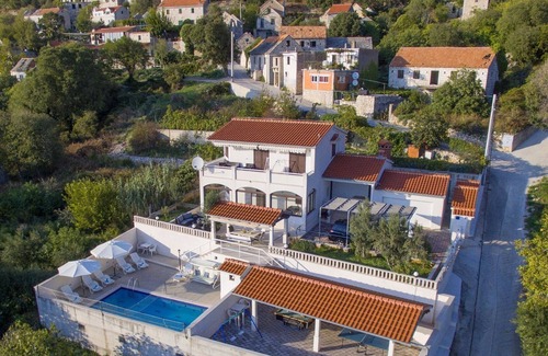 Jesenice Cabina | Amplia villa con piscina privada, jardín y una impresionante vista al mar