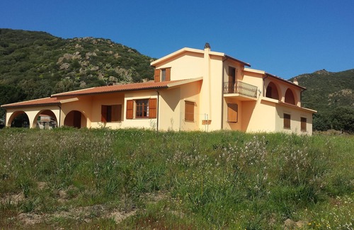 Viddalba Villa | Gran villa con vistas al mar y las montañas para una relajación total en total libertad.
