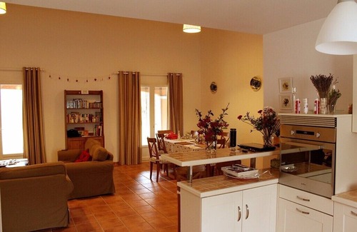 Pierrevert Villa | Amplia villa con piscina compartida en Pierrevert junto al Golf du Luberon.