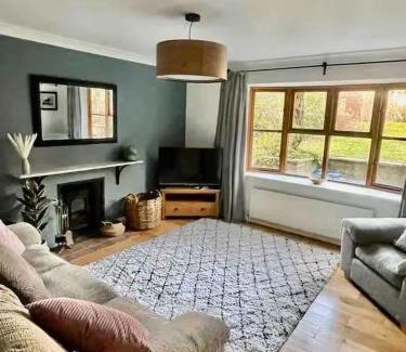 Horspath Casa | Spacious Village House near Oxford with Woodburner