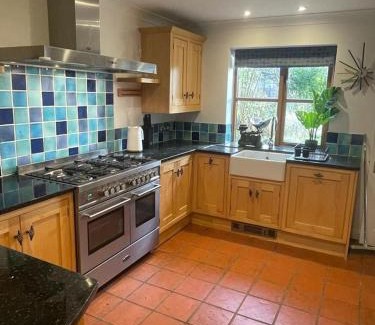 Horspath Casa | Spacious Village House near Oxford with Woodburner