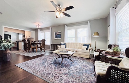 Kerrville Casa | Spacious Vintage Gem - Big Yard - Close to Downtown & Schreiner - Dogs Welcome!