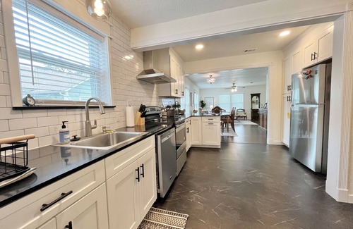 Kerrville Casa | Spacious Vintage Gem - Big Yard - Close to Downtown & Schreiner - Dogs Welcome!